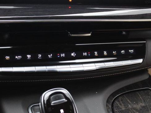 Used 2022 Cadillac Escalade Premium Luxury image 25