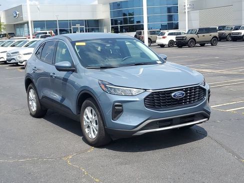 Used 2023 Ford Escape Active w/ Tech Pack #2 AWD/4WD image 2