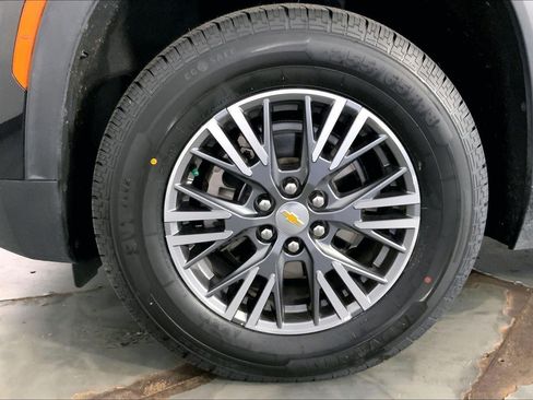 Used 2025 Chevrolet Traverse LT AWD/4WD image 9