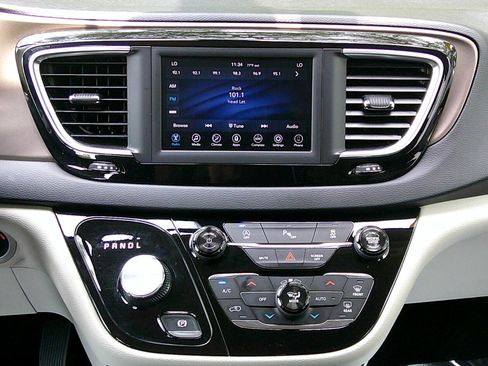 Used 2018 Chrysler Pacifica Touring Plus w/ Tire & Wheel Group image 35