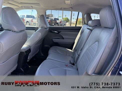 Used 2022 Toyota Highlander XLE image 19