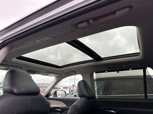 Used 2024 Toyota Grand Highlander AWD Hybrid image 23