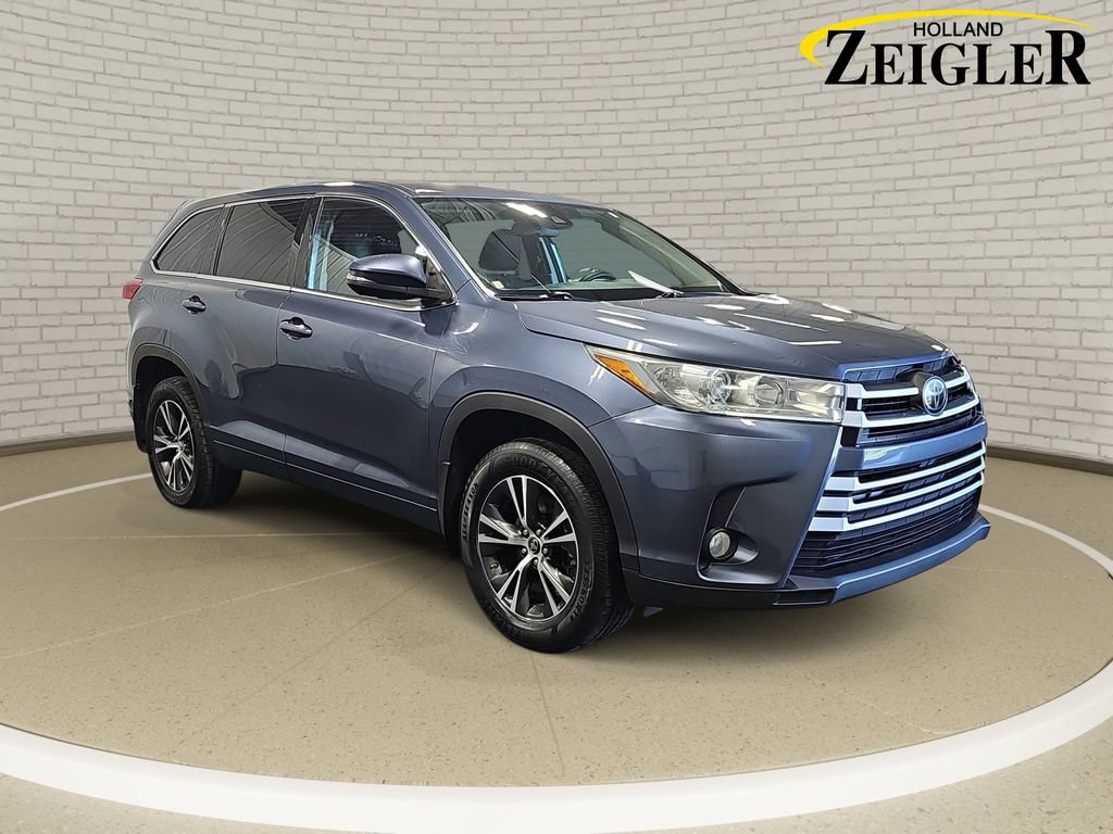 Used 2018 Toyota Highlander Plus w/ Carpet Mat Package (TMS) AWD/4WD image 3
