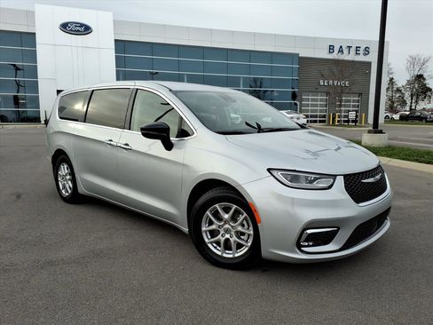 Used 2024 Chrysler Pacifica Touring-L image 1