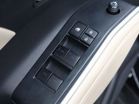 Used 2023 Toyota Highlander XLE image 12