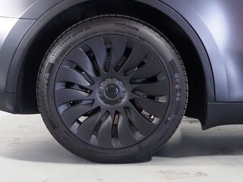 Used 2024 Tesla Model Y 2WD image 44