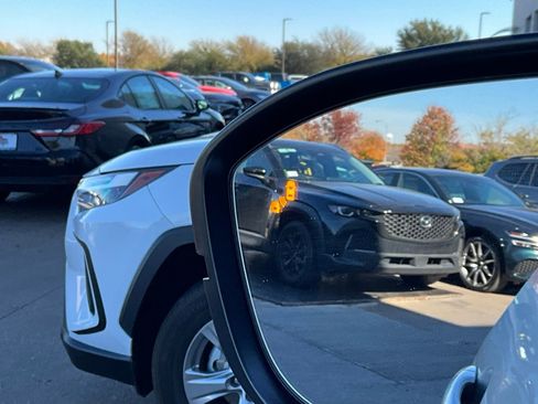 Used 2025 Nissan Pathfinder SV image 21