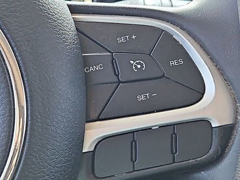 Used 2018 Jeep Renegade Latitude w/ Popular Equipment Group FWD image 19