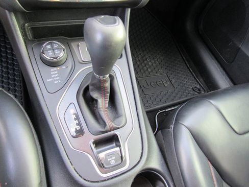 Used 2019 Jeep Cherokee Trailhawk w/ Cold Weather Group image 19