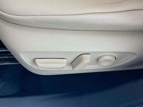 Used 2021 Toyota Highlander XLE image 18