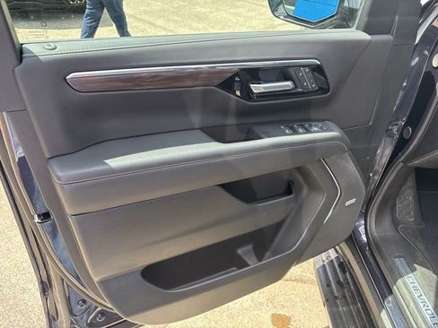 Used 2025 Chevrolet Suburban Premier AWD/4WD image 30