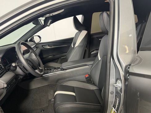 Used 2025 Toyota Camry SE w/ Convenience Package FWD image 23