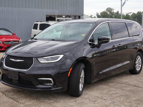 Used 2023 Chrysler Pacifica Touring-L FWD image 23