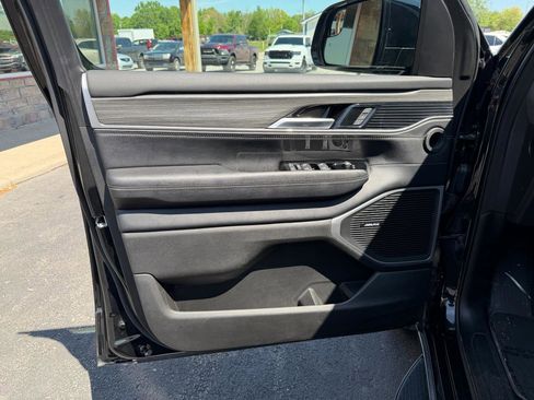 Used 2024 Jeep Wagoneer L Series II AWD/4WD image 12