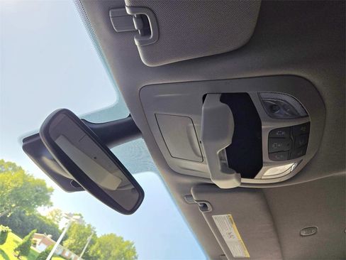 Used 2024 Chrysler Pacifica Touring-L image 34