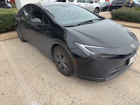 Used 2023 Toyota Prius LE image 2