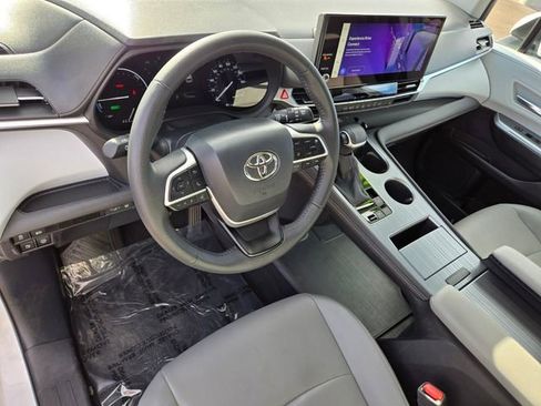 Used 2025 Toyota Sienna XLE image 11