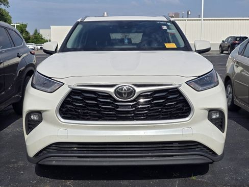 Certified 2021 Toyota Highlander XLE AWD/4WD image 2