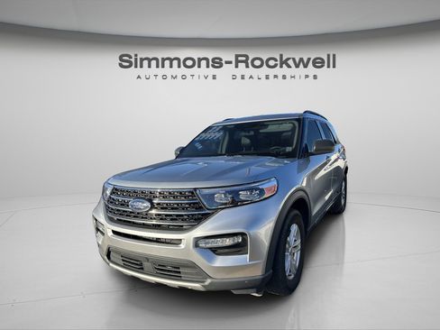 Used 2023 Ford Explorer XLT w/ Equipment Group 202A image 6