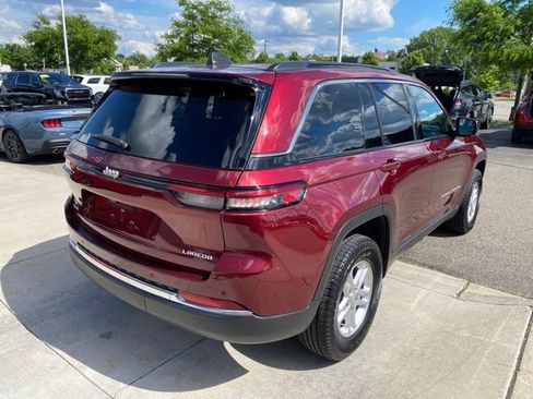 Used 2024 Jeep Grand Cherokee Laredo w/ Luxury Tech Group I AWD/4WD image 3