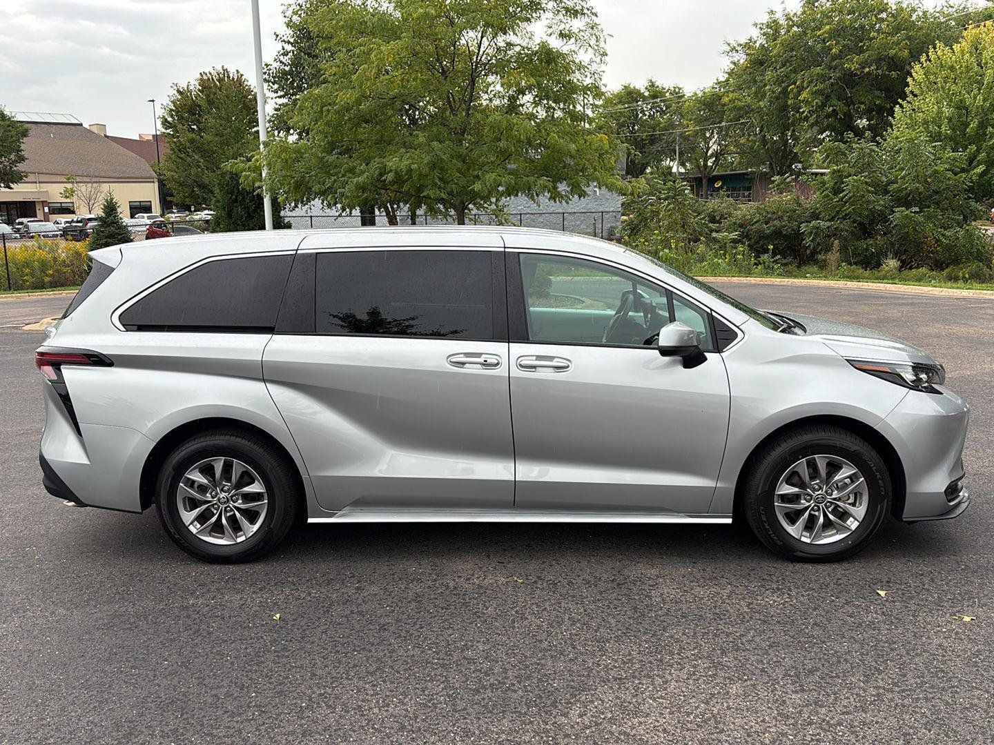 Used 2025 Toyota Sienna LE FWD image 9