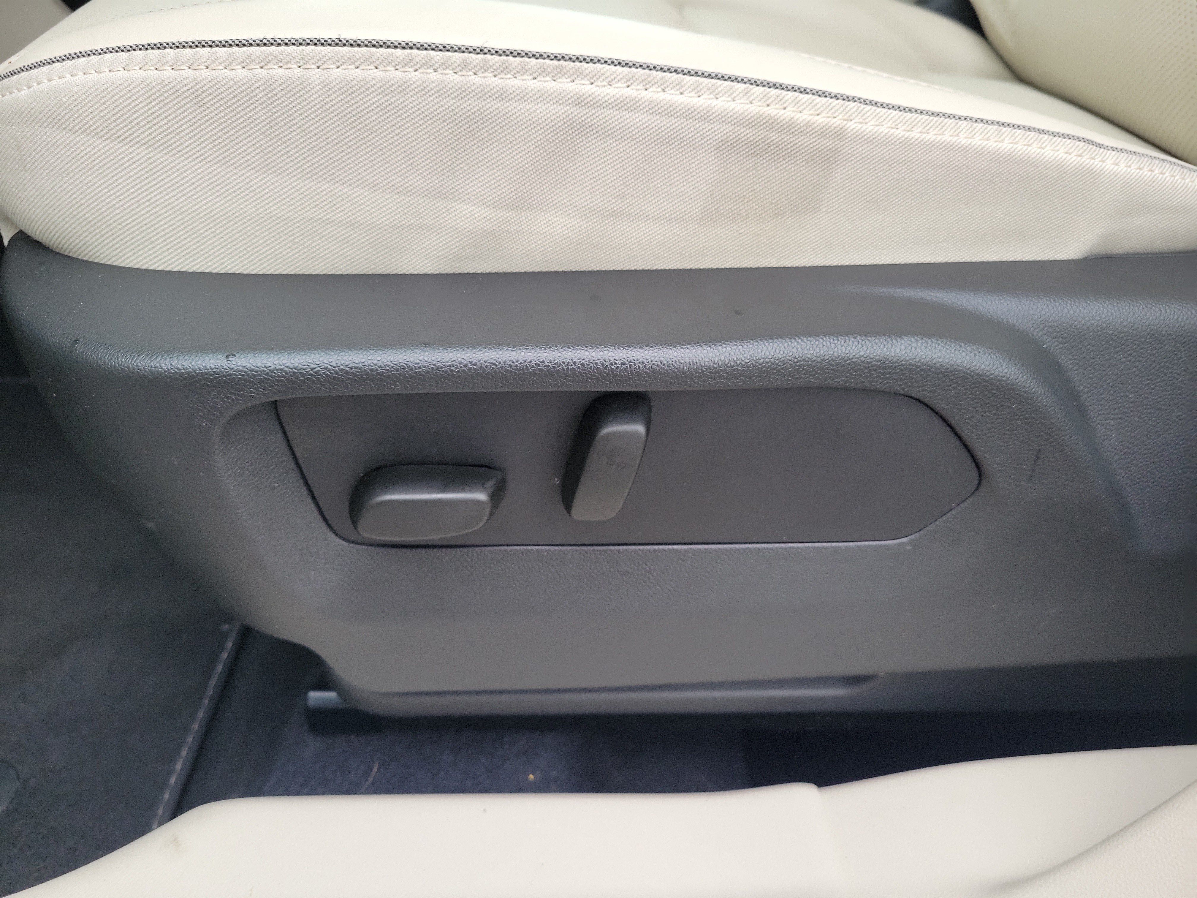 Used 2023 Buick Envision Essence AWD/4WD image 17