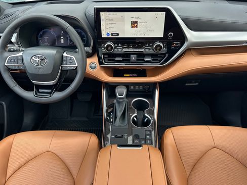 Certified 2026 Toyota Highlander Platinum AWD/4WD image 12