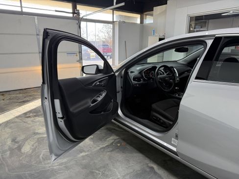 Used 2018 Chevrolet Malibu LT image 9