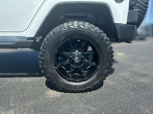 Used 2018 Jeep Wrangler Unlimited Sahara AWD/4WD image 17