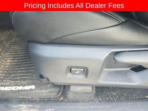 Used 2025 Toyota Tacoma TRD Sport AWD/4WD image 4