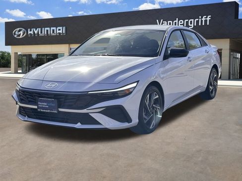 Certified 2025 Hyundai Elantra Sport image 18