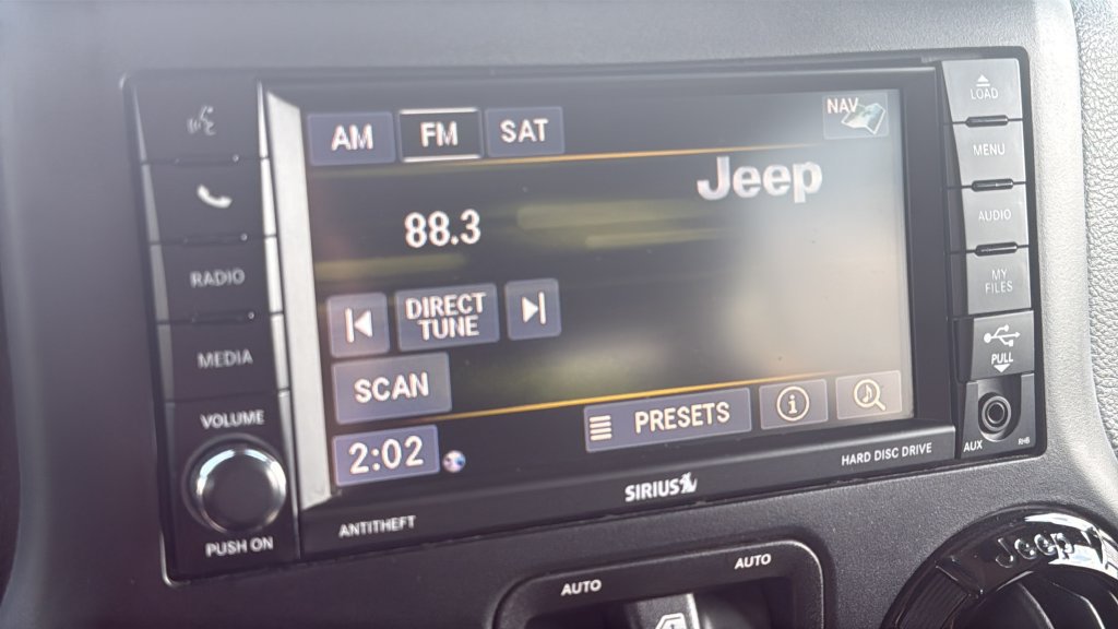 Used 2016 Jeep Wrangler Unlimited Sahara w/ Dual Top Group AWD/4WD image 17