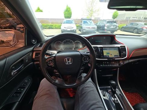 Used 2017 Honda Accord Touring image 16