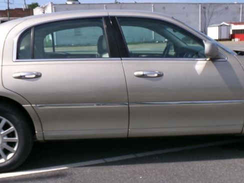 Used 2007 Lincoln Town Car Signature RWD image 5