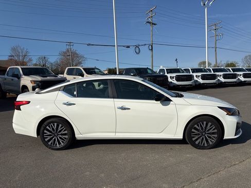 Used 2025 Nissan Altima 2.5 SV image 6