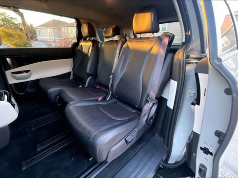 Used 2024 Kia Carnival EX image 19