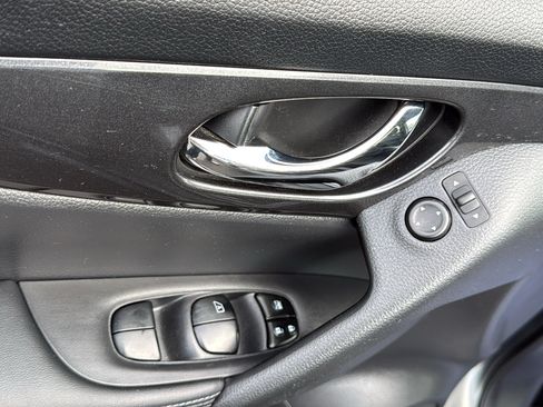 Used 2018 Nissan Rogue SV AWD/4WD image 7