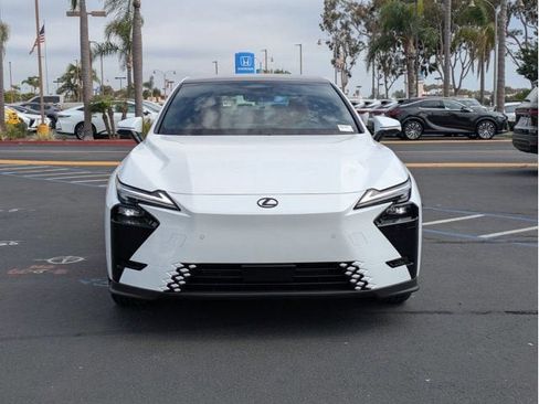 New 2026 Lexus ES 350e FWD image 2