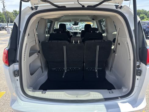 Used 2023 Chrysler Voyager LX FWD image 8