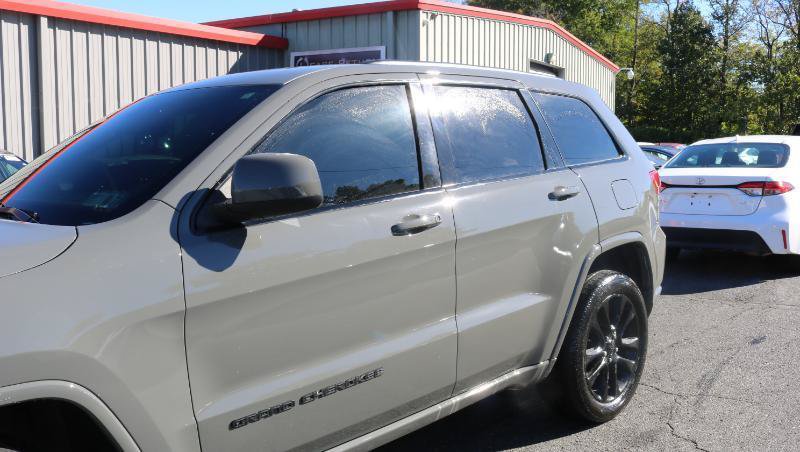 Used 2019 Jeep Grand Cherokee Altitude AWD/4WD image 4