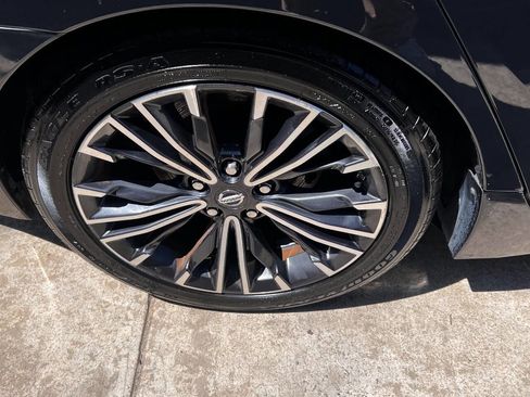 Used 2017 Nissan Maxima Platinum w/ Medallion Package image 10