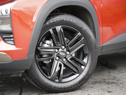 Used 2024 Chevrolet Trax ACTIV w/ Sunroof Package image 2