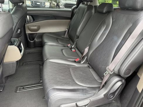 Used 2025 Kia Carnival FWD image 11