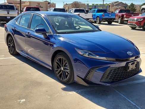 Used 2025 Toyota Camry SE image 4