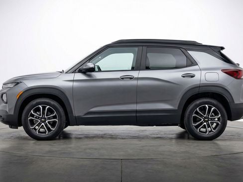 Used 2025 Chevrolet TrailBlazer LT FWD image 3