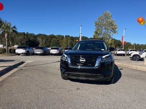 New 2025 Nissan Pathfinder SV image 2