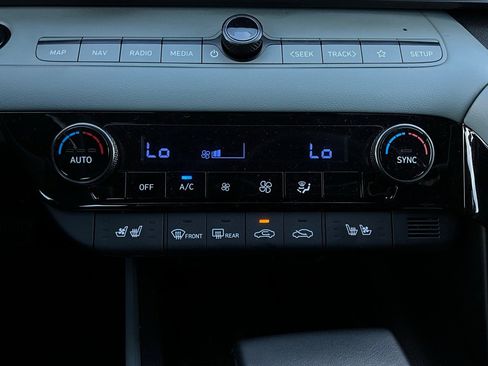 Used 2025 Hyundai Elantra Limited image 30