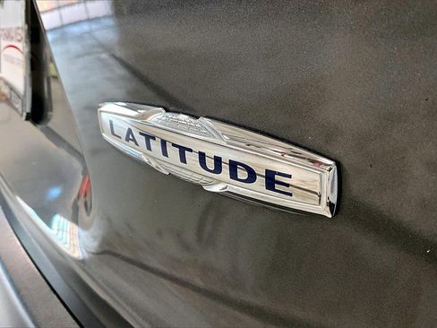 Used 2019 Jeep Cherokee Latitude Plus w/ Comfort/Convenience Group image 31