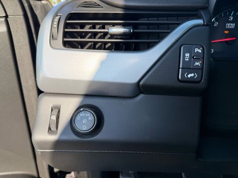 Used 2018 Chevrolet Suburban Premier image 16