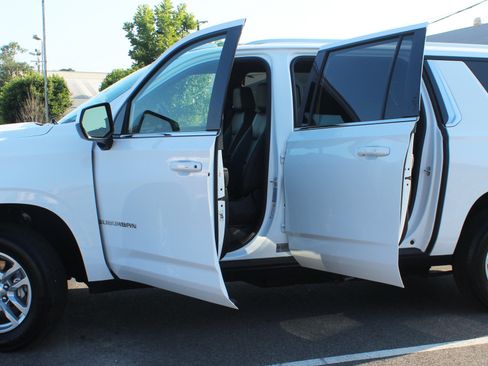 Used 2023 Chevrolet Suburban LT image 3